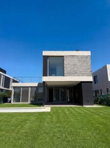 Riverside Blvd, NY 8